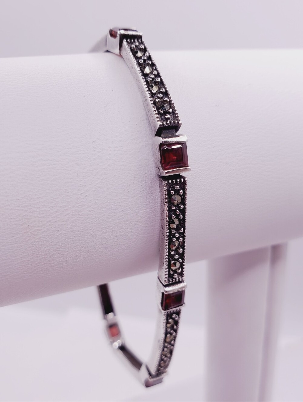 925 Sterling Silver Marcasite Bracelet with 2.75 Carats Of Garnet